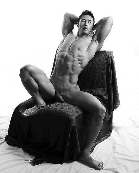 El toro asiático Peter Le muestra un cuerpo perfecto