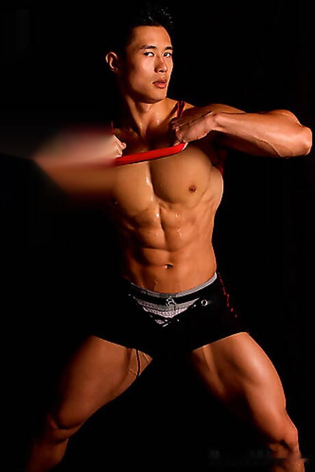 Asian bull Peter Le posing naked and showing tight butt