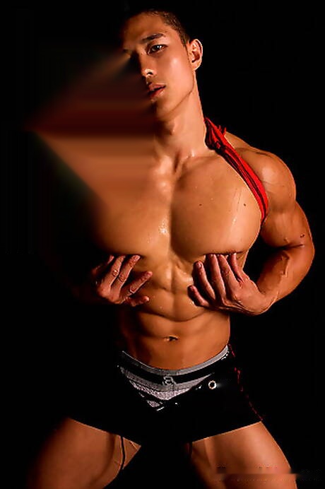 Der asiatische Bulle Peter Le posiert nackt und zeigt seinen knackigen Hintern