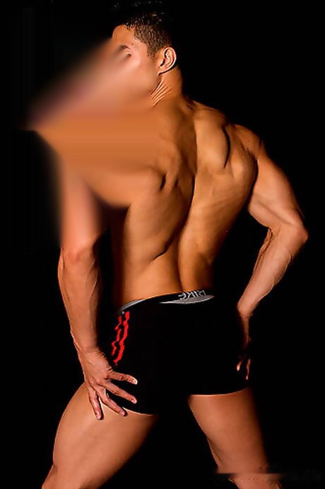 Asian bull Peter Le posing naked and showing tight butt