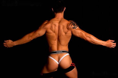 Der asiatische Bulle Peter Le posiert nackt und zeigt seinen knackigen Hintern