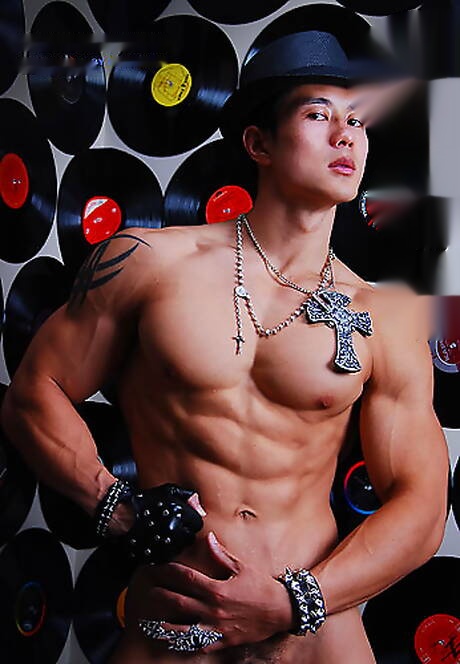 東洋の雄牛ピーター・レは屋外で鍛えられた体を披露している