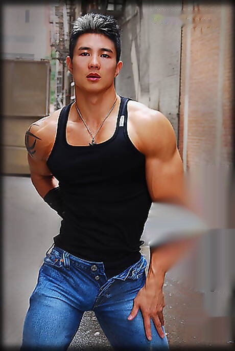 東洋の雄牛ピーター・レは屋外で鍛えられた体を披露している