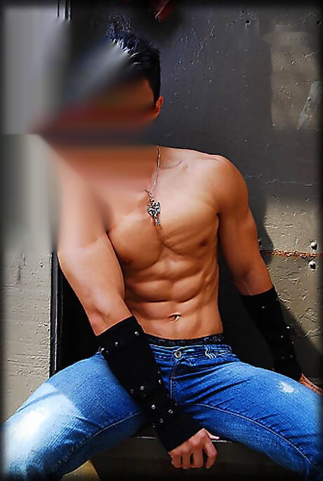 東洋の雄牛ピーター・レは屋外で鍛えられた体を披露している