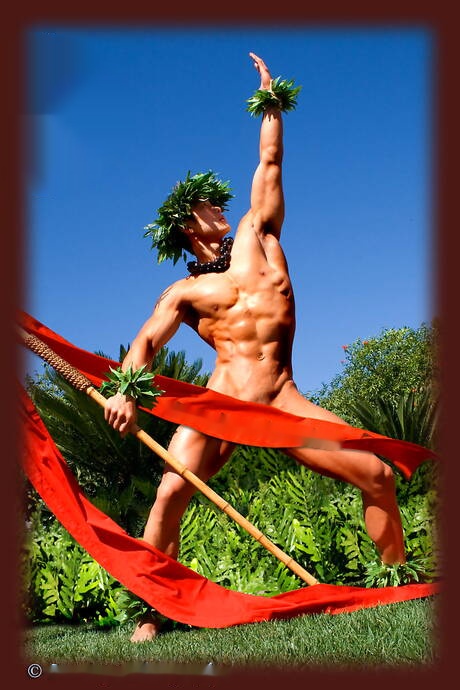 El culturista asiático Peter Le posando desnudo y mostrando su trasero apretado al aire libre