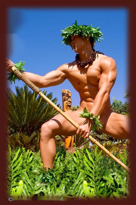 El culturista asiático Peter Le posando desnudo y mostrando su trasero apretado al aire libre