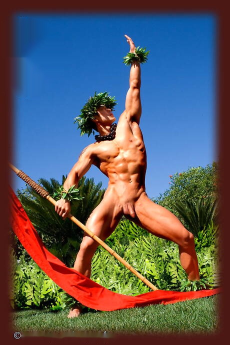 El culturista asiático Peter Le posando desnudo y mostrando su trasero apretado al aire libre