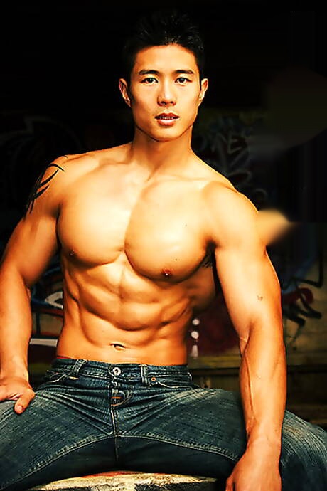 Asian bodybuilder Peter Le shows a strong body