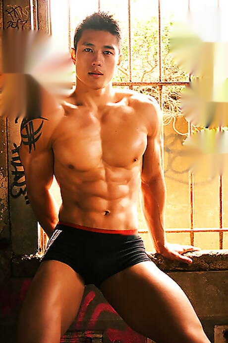 El culturista asiático Peter Le muestra un cuerpo fuerte