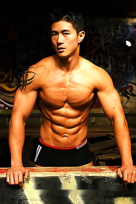 El culturista asiático Peter Le muestra un cuerpo fuerte