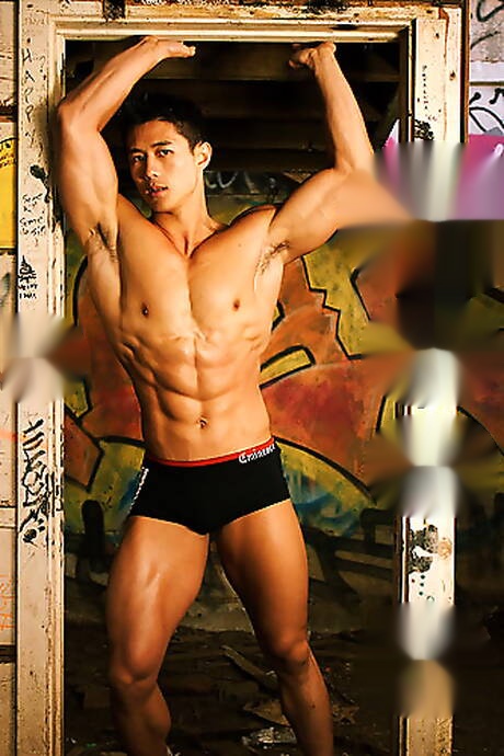 El culturista asiático Peter Le muestra un cuerpo fuerte