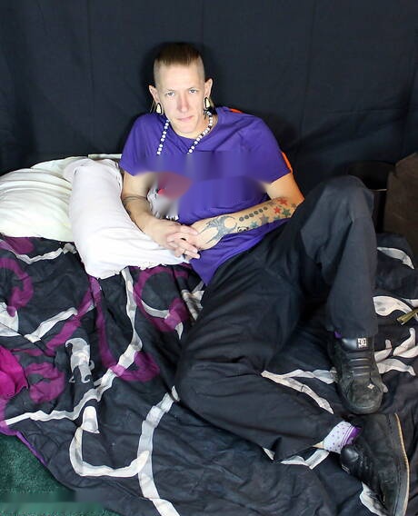 Beefy Red gioca con il dildo