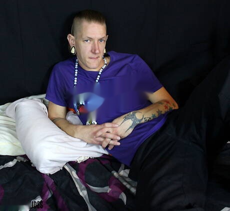 Beefy Red gioca con il dildo