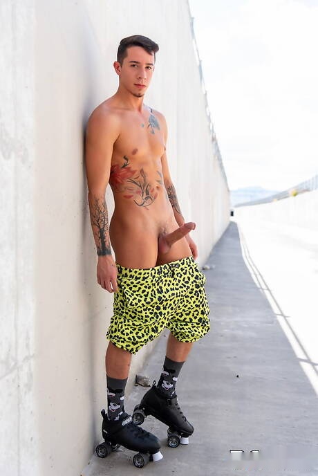 Der gut gebaute Amerikaner Vincent Oreilly zieht sich aus und zeigt draußen seinen schönen Hintern