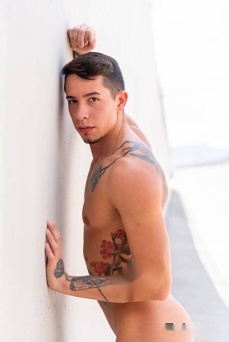 Der gut gebaute Amerikaner Vincent Oreilly zieht sich aus und zeigt draußen seinen schönen Hintern