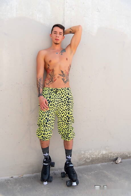 Der gut gebaute Amerikaner Vincent Oreilly zieht sich aus und zeigt draußen seinen schönen Hintern