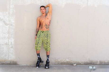 Der gut gebaute Amerikaner Vincent Oreilly zieht sich aus und zeigt draußen seinen schönen Hintern