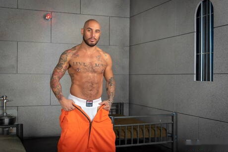 ストロングマンのカート・クラインとラテン系のストロングマン、セザール・ゼスが熱い同性愛アクションを繰り広げる