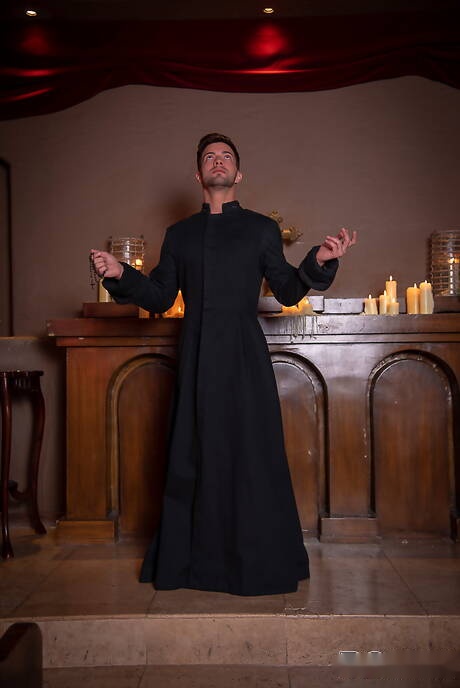 American muscular Casey Everett in bdsm porn scene