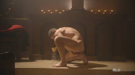 Der attraktive Brite Ashley Ryder wichst mit einem Spielzeug