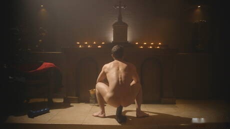 Der attraktive Brite Ashley Ryder wichst mit einem Spielzeug