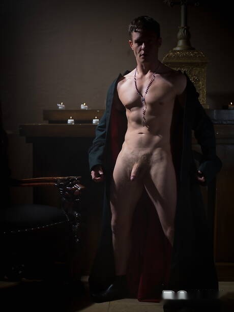 Der attraktive Brite Ashley Ryder wichst mit einem Spielzeug