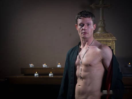 Der attraktive Brite Ashley Ryder wichst mit einem Spielzeug