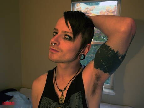 Il giovane Vance Ethan si masturba nella vasca da bagno