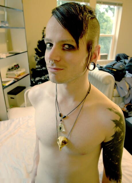 Il giovane Vance Ethan si masturba nella vasca da bagno