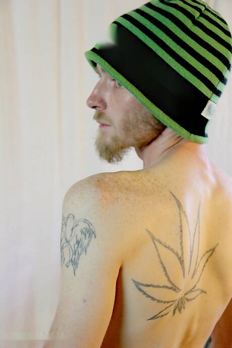 Hengst Willy Wiggles wichst mit Sexspielzeug