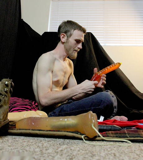 Hengst Willy Wiggles wichst mit Sexspielzeug