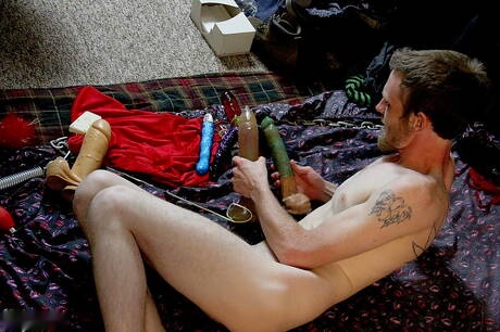 Hengst Willy Wiggles wichst mit Sexspielzeug