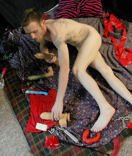 스터드 윌리 위글스가 섹스 토이로 자위를 한다