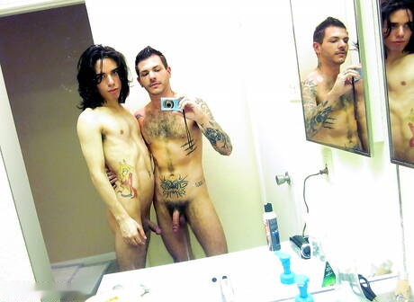 Il bel ragazzo americano Tristan Mathews e il twink Tyler Tremallose in una scena di pompino in bagno