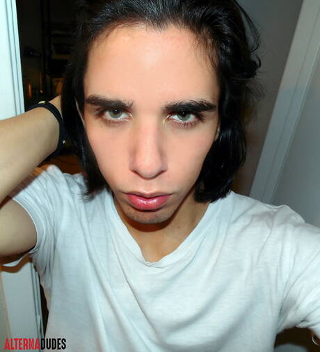 Il bellissimo ragazzo americano Tyler Tremallose si masturba con un giocattolo nella vasca da bagno