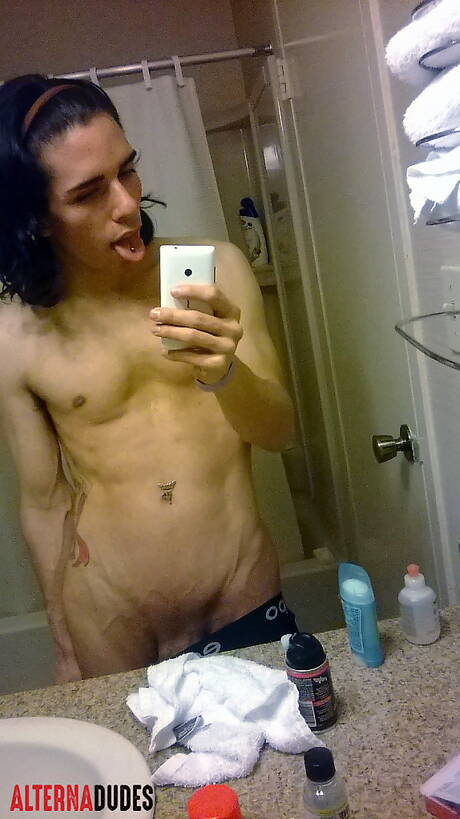 Il bellissimo ragazzo americano Tyler Tremallose si masturba con un giocattolo nella vasca da bagno