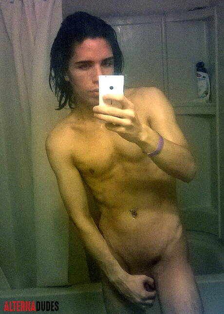 Il bellissimo ragazzo americano Tyler Tremallose si masturba con un giocattolo nella vasca da bagno