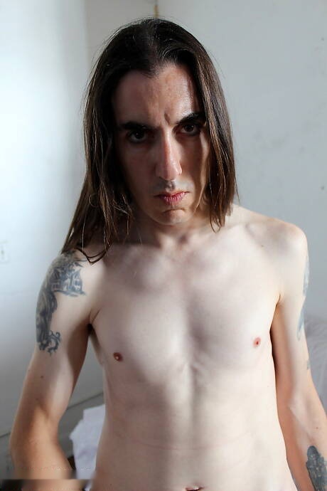 Il giovane Criss Crass posa nudo e mostra un bel sedere