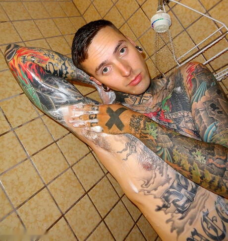 Il giovane ragazzo americano Ruckus mostra un corpo perfetto sotto la doccia