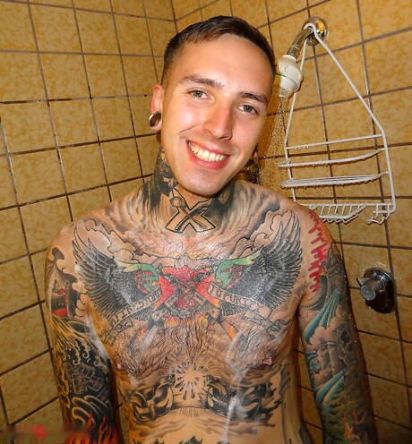 Il giovane ragazzo americano Ruckus mostra un corpo perfetto sotto la doccia