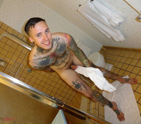 Il giovane ragazzo americano Ruckus mostra un corpo perfetto sotto la doccia