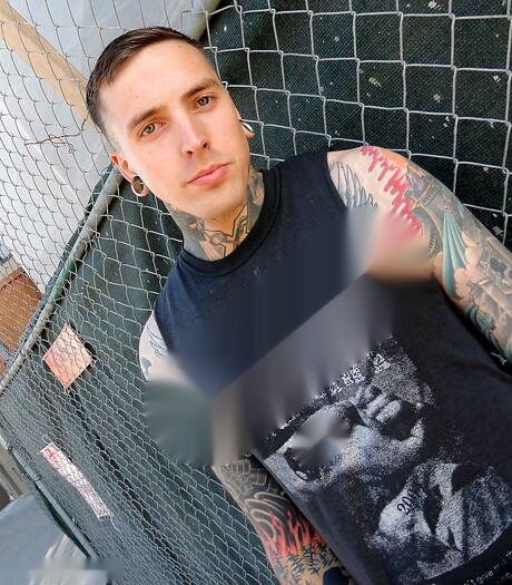 Il giovane ragazzo americano Ruckus mostra un corpo perfetto sotto la doccia