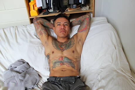 Der muskulöse Orientale Maxx Sanchez neckt seinen Schwanz