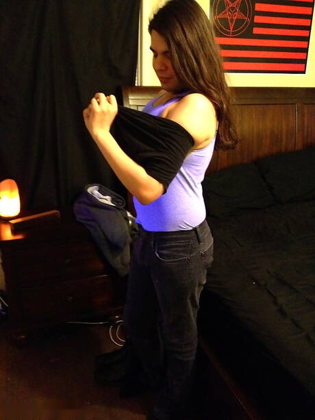 Il muscoloso angelo Spencer Kayne, ben costruito, mostra un corpo meraviglioso