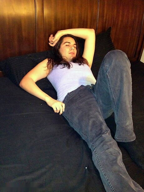 Il muscoloso angelo Spencer Kayne, ben costruito, mostra un corpo meraviglioso