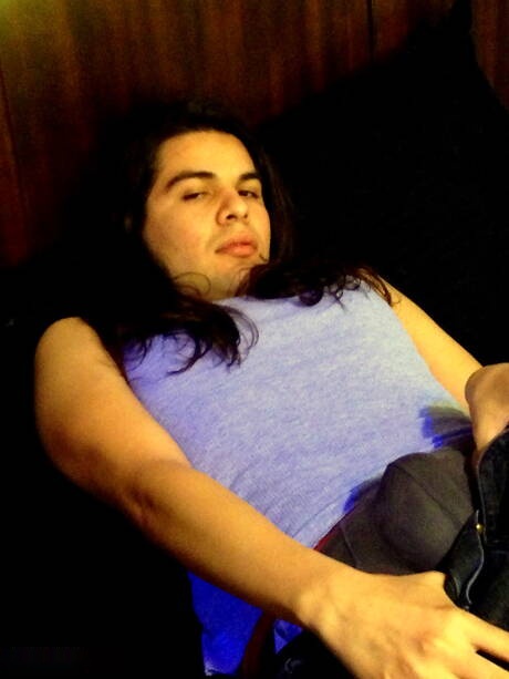 Il muscoloso angelo Spencer Kayne, ben costruito, mostra un corpo meraviglioso