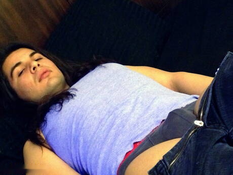 Il muscoloso angelo Spencer Kayne, ben costruito, mostra un corpo meraviglioso