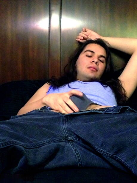 Il muscoloso angelo Spencer Kayne, ben costruito, mostra un corpo meraviglioso