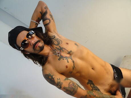 Il ragazzo robusto Thrasher e il duro Billy Cotton si scopano il culo dopo aver succhiato un cazzo