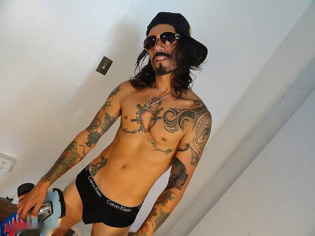 Il ragazzo robusto Thrasher e il duro Billy Cotton si scopano il culo dopo aver succhiato un cazzo